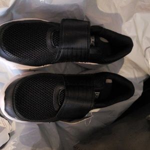 Tennis shoes no laces